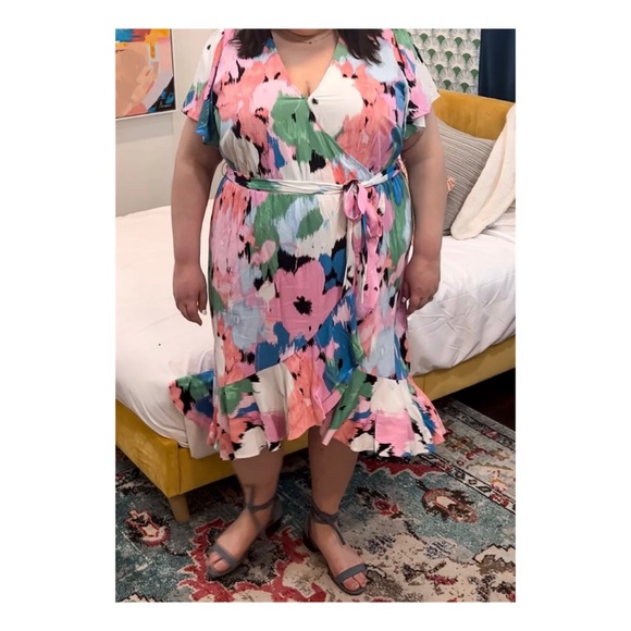 Ava & Viv Abstract Floral Short Sleeve Flutter Wrap Midi Dress in size 1X/18 - Picture 2 of 10
